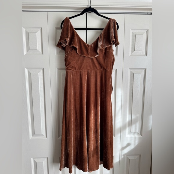 Line & Dot Dresses & Skirts - Line & Dot Midi Velvet Dress